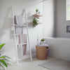 Échelle en bois blanche avec serviettes dans une salle de bain