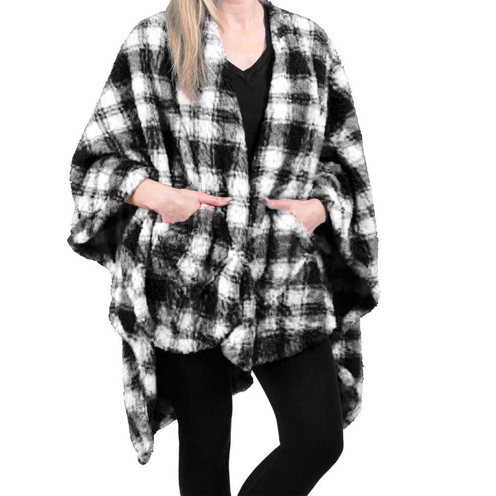 Wearable sherpa throw - Black & white