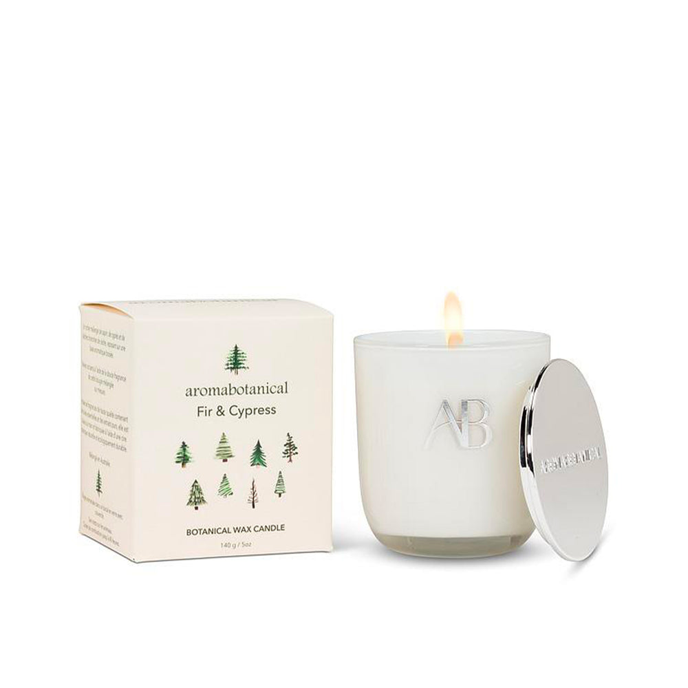 Allumez-la et laissez-vous transporter au cœur de la forêt. Commandez dès maintenant notre chandelle au parfum de sapin et de cyprès.