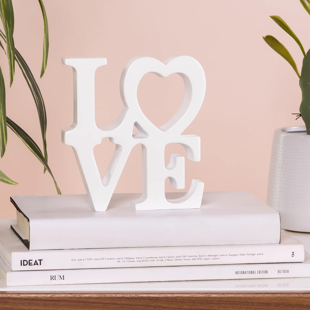 Mot "LOVE" blanc