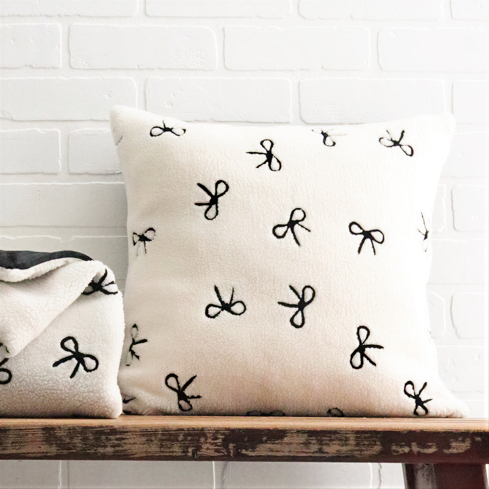 Coussin crème - Boucles noires
