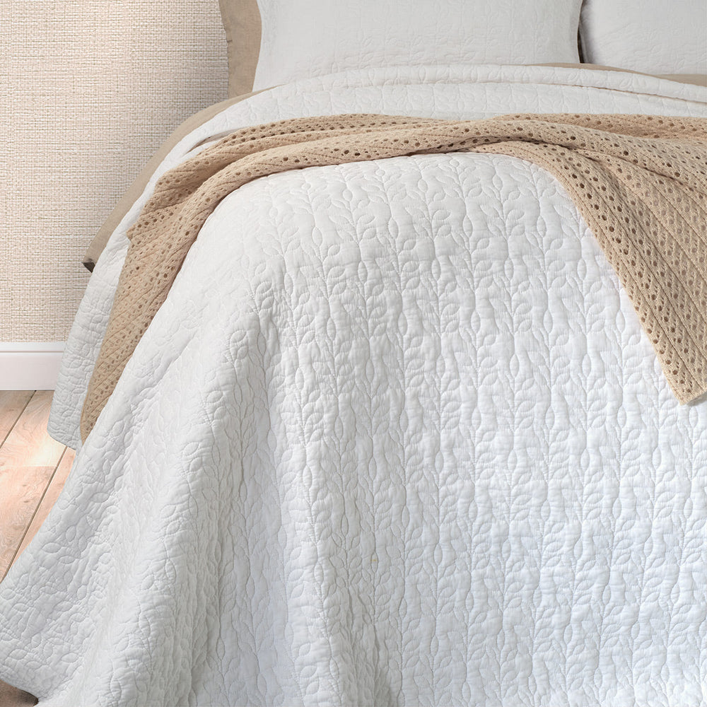 White quilted bedspread - Foliage