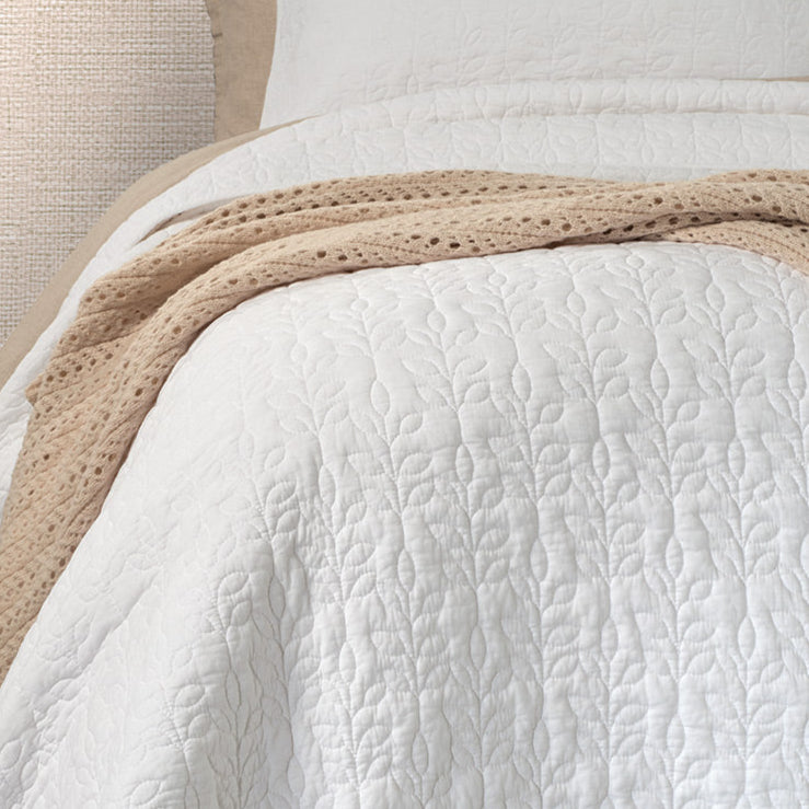 White quilted bedspread - Foliage