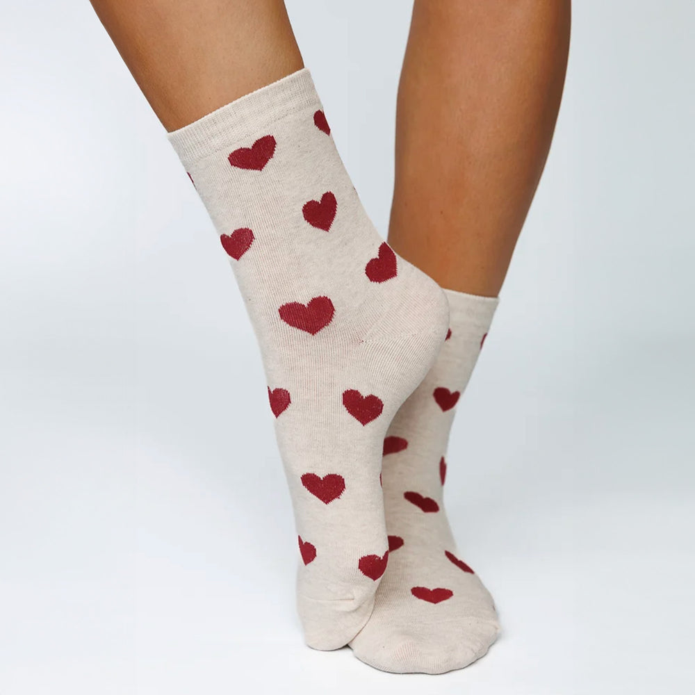 Bas crème avec cœur rouge