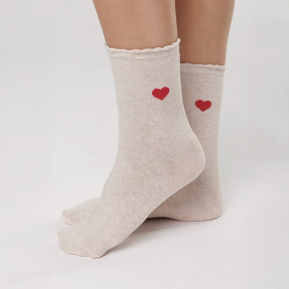 Bas beige avec petit cœur rouge