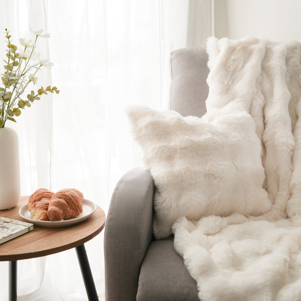 Throw blanket & cushion - White embossed