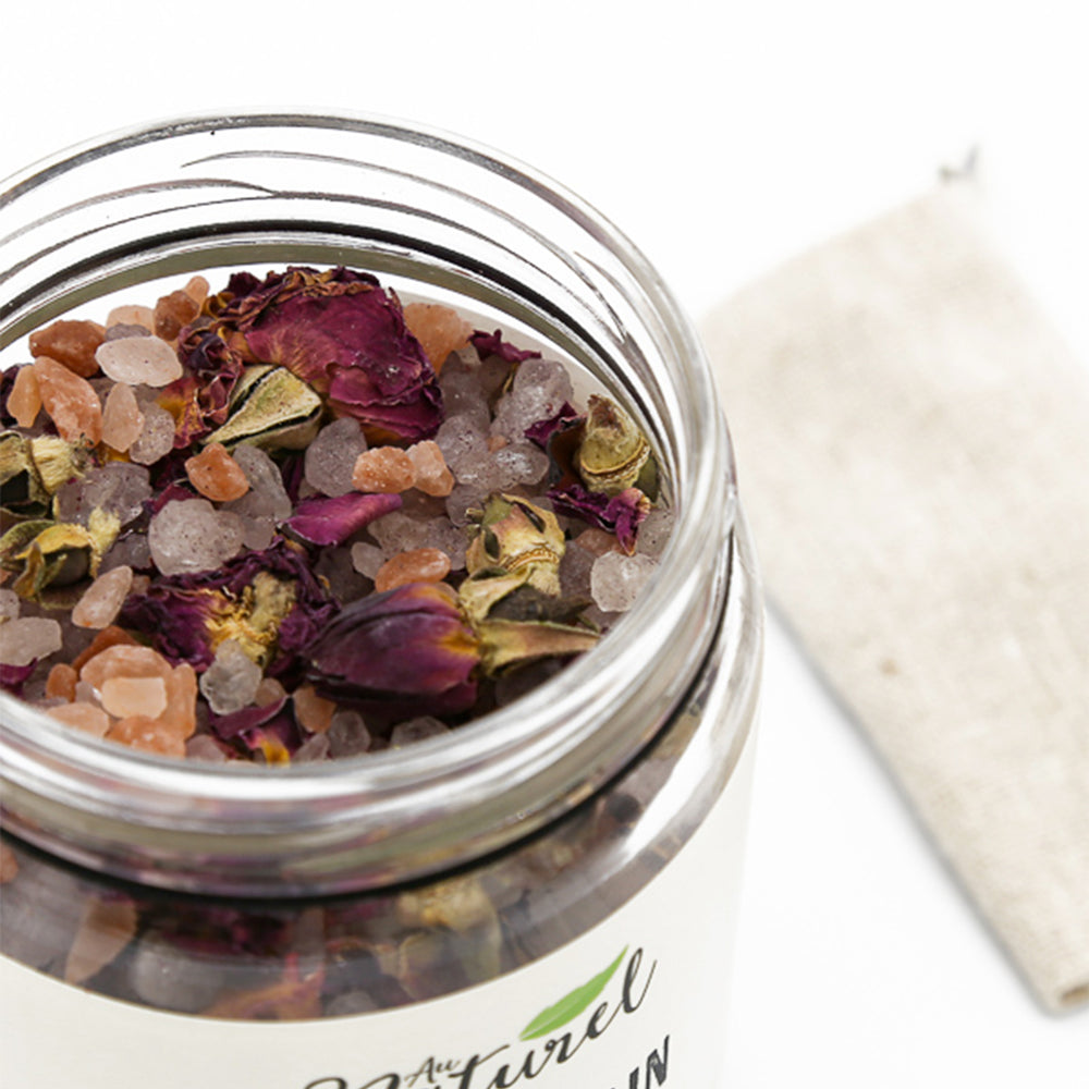 Vue du thé de bain à l'intérieur de pot, mélange de sel et de fleurs séchées.
